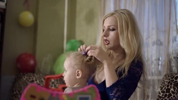 Mama își face fetița — Videoclip de stoc