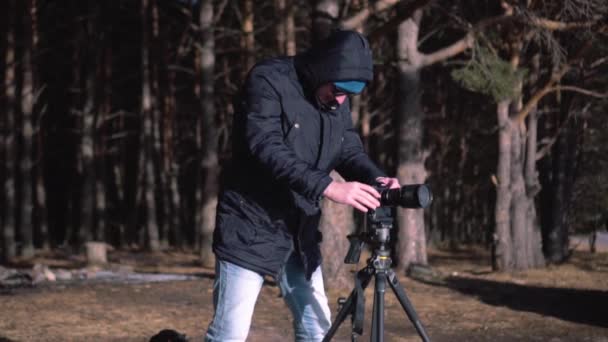 Příroda fotograf střílí na šířku — Stock video