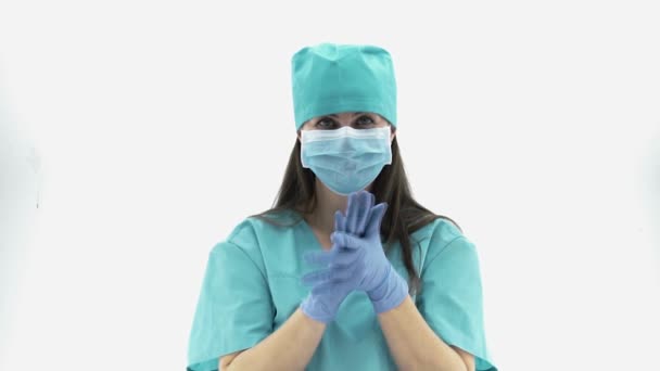 Девушка врач надевает медицинские перчатки — стоковое видео