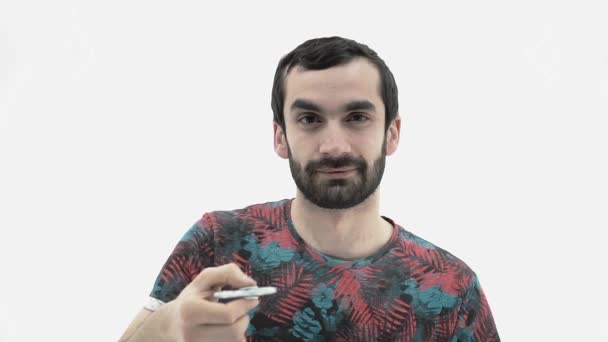 Um jovem com uma barba vira girador — Vídeo de Stock