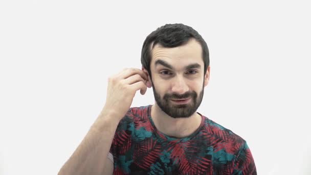 Ung kille med skägg rengör öronen med en bomullstuss — Stockvideo