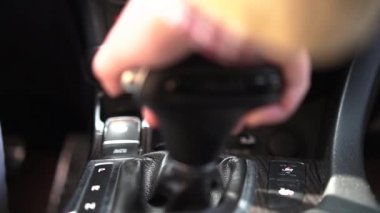 Genç kız otomatik iletim seçicisini değiştiriyor