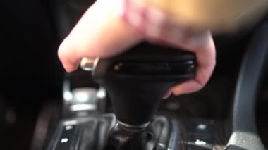 Genç kız otomatik iletim seçicisini değiştiriyor