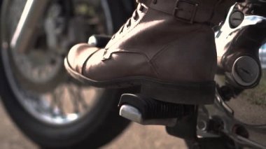 motosikletli bir adam vites değiştirir