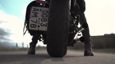 Motosikletli bir adam gidiyor.