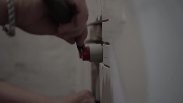 Работник мужского пола скручивает затычки на водопроводах — стоковое видео