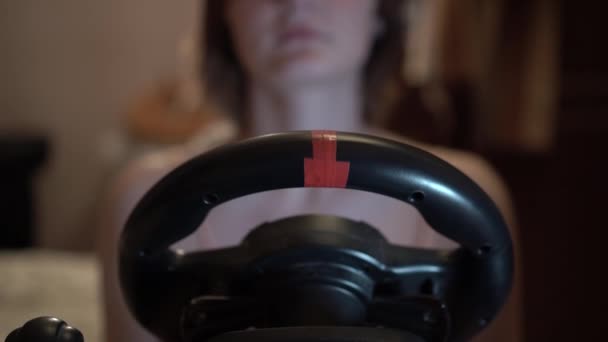 Девушка играет автомобиль симулятор в домашних условиях — стоковое видео
