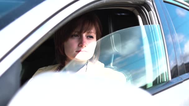 Молодая девушка поднимает окно в машине — стоковое видео