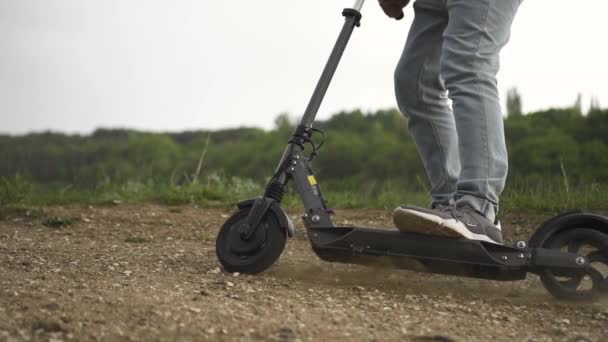 Homem parado em um sandboard no parque — Vídeo de Stock