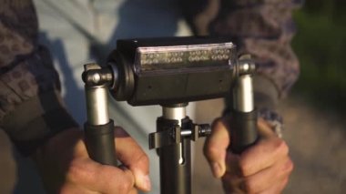 adam parkta bir scooter toplar