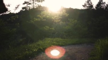 Parkta elektrikli scooter kullanan bir adam.