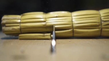 dairesel testere bir süpürgenin sapını kesti