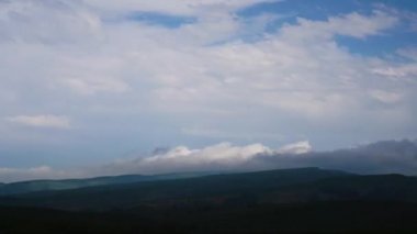 zaman atlamalı, dağlar ve bulutlar