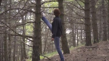 kız vahşi ormanda germe yapıyor