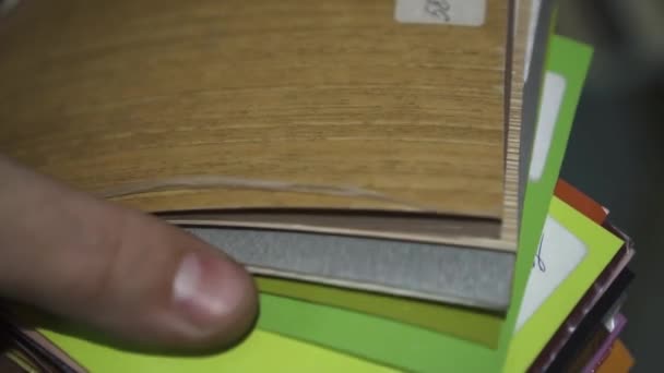 Εργαζόμενος τύπος δείχνει ξύλο τελειώματα δείγματα — Αρχείο Βίντεο