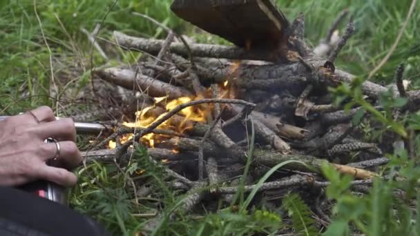 Solitario ragazza passeggiate lungo il percorso in montagna — Video Stock