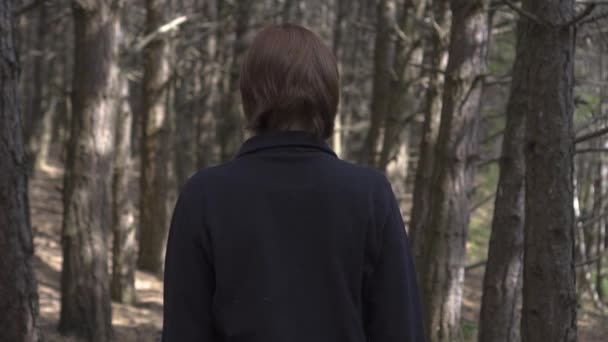 Девочка гуляет в диком лесу — стоковое видео
