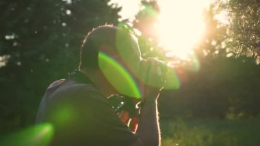 gün batımında doğayı fotoğraflayan adam