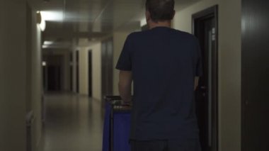 işçi koridorda sepeti rulo