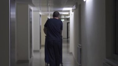 işçi koridorda sepeti rulo