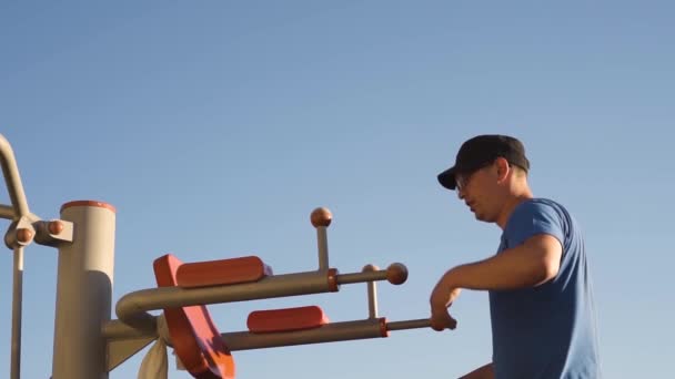 Homem fazendo exercício durante a pausa do trabalho — Vídeo de Stock