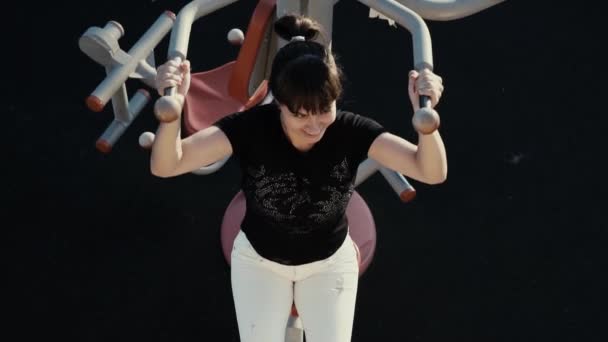 Menina está envolvida em um treino durante uma pausa do trabalho — Vídeo de Stock