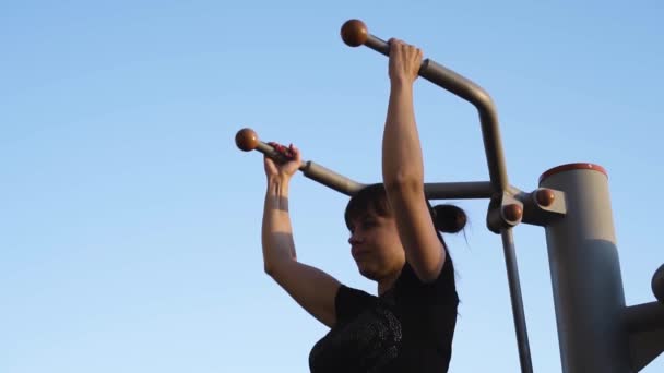 Chica se dedica a un entrenamiento durante un descanso del trabajo — Vídeos de Stock