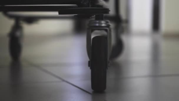 Візок рулони на коридорі — стокове відео
