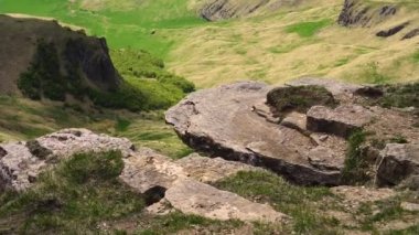 orman manzarası ile dağların geçidi üzerinde hareket