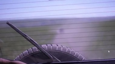 Genç bir kız bir SUV için bir tozlu yolda bagajda alınır