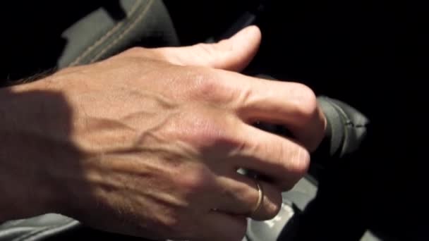 hommes passe la vitesse de la main dans la voiture 