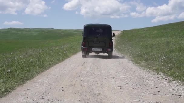 SUV βόλτες στο σκονισμένο δρόμο στη φύση — Αρχείο Βίντεο