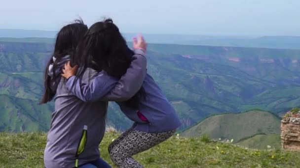 Malá Asijská dívka běhá k mamince a huguje na přírodě — Stock video