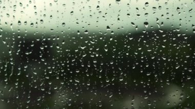 Dışarıda yağmur yağıyor