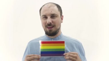 adam gay LGBT yüz ifadeleri gösterir