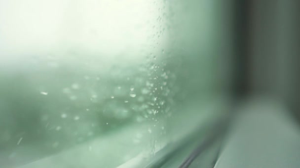 Il pleut devant la fenêtre — Video