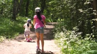 parkta scooter sürme iki küçük asyalı kız, gün