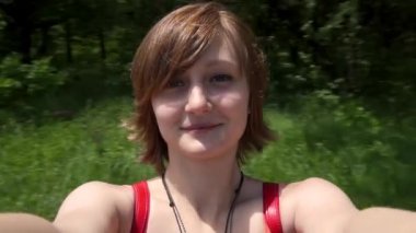 yaz aylarında yeşil bir parkta etrafında kadın döner, gün