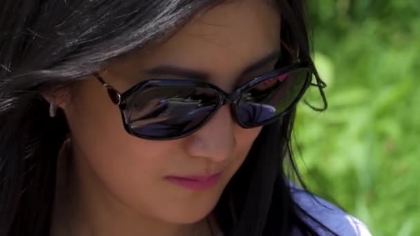 Hermosa chica asiática en gafas negras, día — Vídeos de Stock