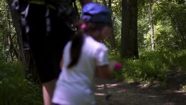 Apa és lánya lovagolni robogók az erdőben, nap — Stock videók