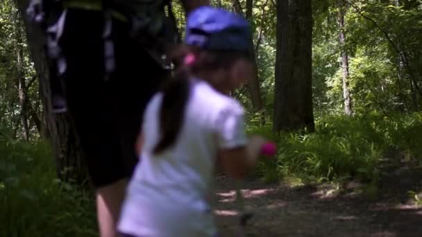 Pai e filha passeio scooters na floresta, dia — Vídeo de Stock