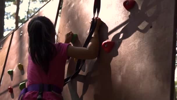 Freizeitpark, Seilstadt, kleines asiatisches Mädchen besteht den Test — Stockvideo
