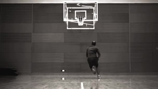 Hombre juega baloncesto, viejo estilo de película — Vídeos de Stock