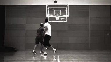adam basketbol oynar, eski film tarzı
