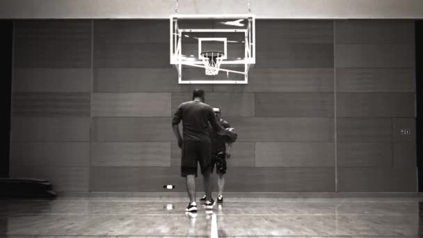 Hombre juega baloncesto, viejo estilo de película — Vídeo de stock