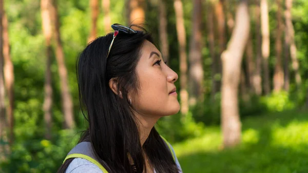 Retrato de mujer asiática en el bosque Fotos de stock libres de derechos