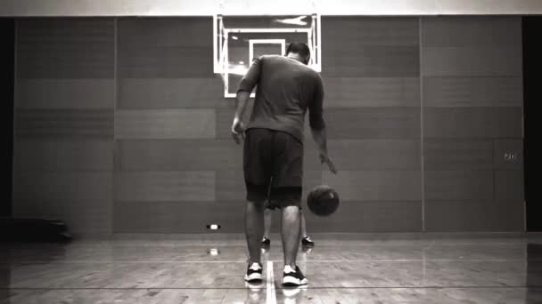 Mann spielt Basketball, alter Filmstil — Stockvideo