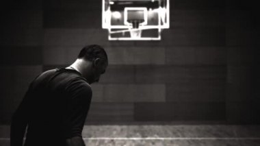 adam basketbol oynar, eski film tarzı