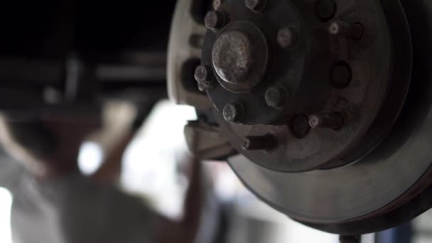 Mecánico del coche hace un coche en el taller — Vídeos de Stock