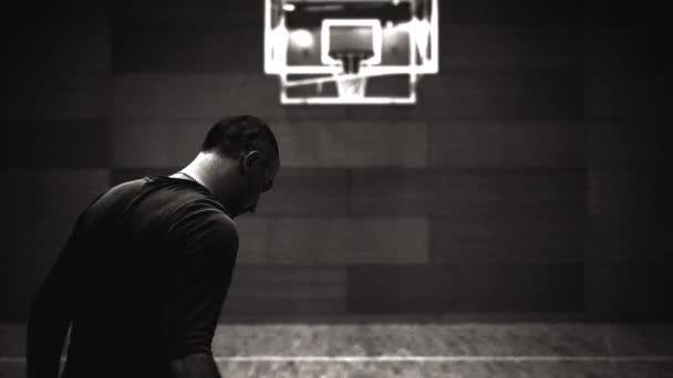 Hombre juega baloncesto, viejo estilo de película — Vídeo de stock